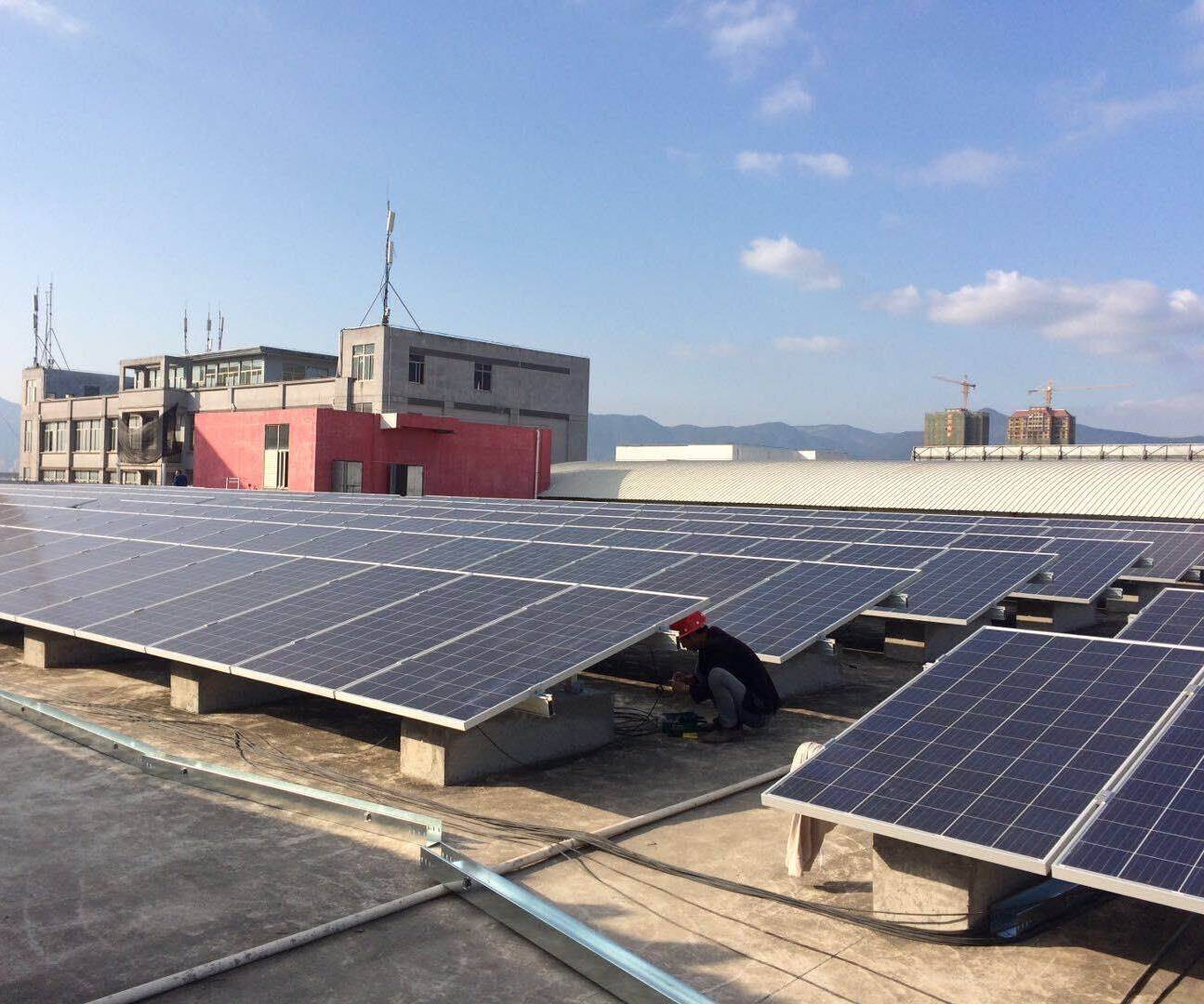 Lắp đặt giá đỡ PV trên mái nhà